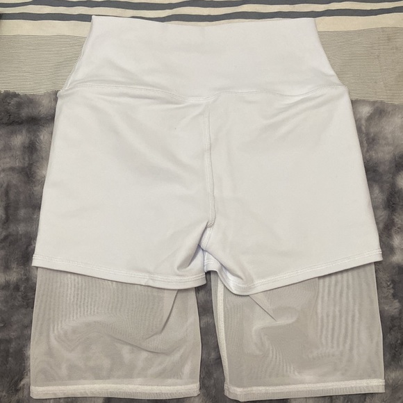 Alo white bike shorts size small - Picture 3 of 3